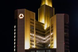 Weihnachtliches Frankfurt Dezember 2024 Beleuchteter Commerzbank-Turm bei Nacht in Frankfurt