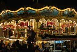 Weihnachtsmarkt Frankfurt Am Römer Dezember 2024 Beleuchtetes, historisches Karussell auf einem Weihnachtsmarkt mit fröhlichen Besuchern