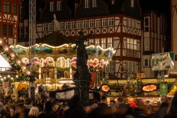 Weihnachtsmarkt Frankfurt Am Römer Dezember 2024 Weihnachtsmarkt mit Karussell und Fachwerkhäusern bei Nacht