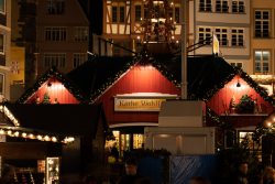 Weihnachtsmarkt Frankfurt Am Römer Dezember 2024 Weihnachtsmarkt mit beleuchteten Holzhütten und traditioneller Architektur