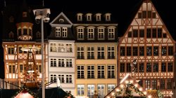 Weihnachtsmarkt Frankfurt Am Römer Dezember 2024 Traditionelle Fachwerkhäuser in Frankfurt bei Nacht am Weihnachtsmarkt