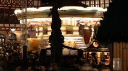 Weihnachtsmarkt Frankfurt Am Römer Dezember 2024 Nachtaufnahme eines geschmückten Karussells auf einem belebten Weihnachtsmarkt