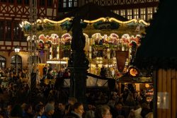 Weihnachtsmarkt Frankfurt Am Römer Dezember 2024 Traditionelles Karussell auf einem belebten deutschen Weihnachtsmarkt