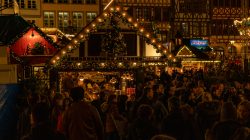 Weihnachtsmarkt Frankfurt Am Römer Dezember 2024 Weihnachtsmarkt bei Nacht mit beleuchteten Ständen und Menschenmenge
