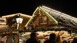 Weihnachtsmarkt Frankfurt Am Römer Dezember 2024 Beleuchteter Weihnachtsmarktstand bei Nacht mit Glühwein und Dekoration