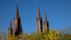 Wiesbaden Architektur- Naturfotografie Oktober 2022 Rotbraune gotische Kirchtürme der Wiesbadener Marktkirche