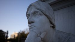 Wiesbaden Architektur- Naturfotografie Oktober 2022 Nahaufnahme einer beschädigten antiken Statue mit konzentriertem Ausdruck