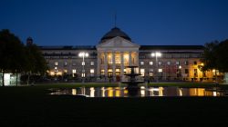 Wiesbaden Architektur- Naturfotografie Oktober 2022 Kurhaus Wiesbaden bei Nacht mit reflektierendem Brunnen im Vordergrund