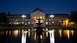 Wiesbaden Architektur- Naturfotografie Oktober 2022 Beleuchtetes Kurhaus Wiesbaden bei Nacht mit Springbrunnen im Vordergrund