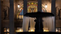 Wiesbaden Architektur- Naturfotografie Oktober 2022 Nachtaufnahme eines historischen Gebäudes mit beleuchtetem Fenster und Brunnen im Vordergrund