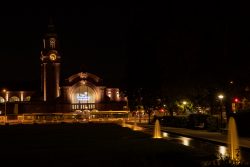 Wiesbaden Architektur- Naturfotografie Oktober 2022 Nachtaufnahme des beleuchteten Hauptbahnhofs mit vorbeifahrendem Straßenbahn