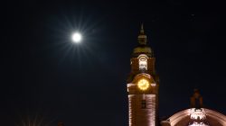 Wiesbaden Architektur- Naturfotografie Oktober 2022 Nächtlicher Himmel mit beleuchtetem Kirchturm und hellem Vollmond