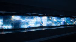 Wiesbaden Architektur- Naturfotografie Oktober 2022 Abstrakte blau-weiße Lichtinstallation im Dunkeln