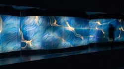 Wiesbaden Architektur- Naturfotografie Oktober 2022 Abstrakte blaue Lichtkunst auf reflektierender Oberfläche