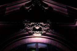 Wiesbaden Architektur- Naturfotografie Oktober 2022 Beleuchtetes architektonisches Detail an historischem Gebäude