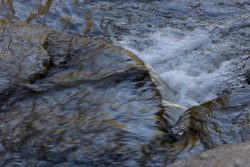 Wiesbaden Architektur- Naturfotografie Oktober 2022 Nahaufnahme von fließendem Wasser über Felsen im Bach