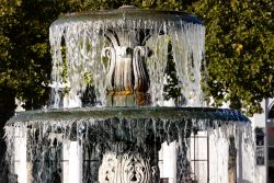 Wiesbaden Architektur- Naturfotografie Oktober 2022 Mehrstufiger Steinbrunnen mit fließendem Wasser und Bäumen im Hintergrund
