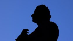 Wiesbaden Architektur- Naturfotografie Oktober 2022 Schwarze Silhouette einer Statue vor blauem Himmel