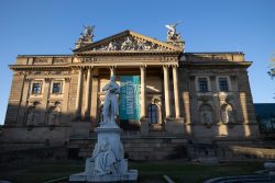 Wiesbaden Architektur- Naturfotografie Oktober 2022 Fassade des Hessischen Landesmuseums mit Statue im Vordergrund