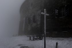 Winterwelt Taunus Landschaftsfotografie Verschneites Gebäude im Nebel auf schneebedecktem Gelände