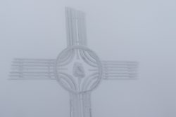 Winterwelt Taunus Landschaftsfotografie Vereistes Kreuz auf einem nebligen Berggipfel