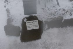 Winterwelt Taunus Landschaftsfotografie Gedenktafel auf dem Feldberg im verschneiten Winter