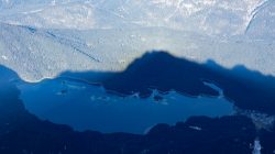Zugspitze Dezember 2022 Luftaufnahme des Eibsees mit Bergen im Hintergrund