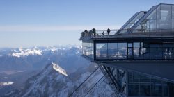 Zugspitze Dezember 2022 Aussichtsplattform auf verschneiten Alpen, klarer Himmel