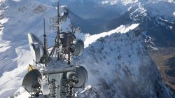 Zugspitze Dezember 2022 Sendemast auf verschneitem Berggipfel in den Alpen mit klarer Sicht