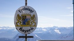 Zugspitze Dezember 2022 Schild des Freistaats Bayern vor schneebedeckten Alpen
