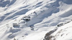 Zugspitze Dezember 2022 Luftbildaufnahme eines verschneiten Skigebiets mit Skiliften und Pisten