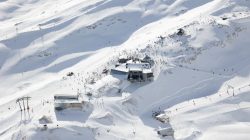 Zugspitze Dezember 2022 Schneebedeckte Bergstation mit Skiläufern und Liften, Luftaufnahme