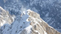Zugspitze Dezember 2022 Schneebedeckte Bergspitze in den Alpen mit steilen Felswänden