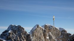 Zugspitze Dezember 2022 Zugspitze-Gipfel mit goldenen Gipfelkreuz im Schnee und blauem Himmel