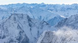 Zugspitze Dezember 2022 Verschneite Alpenpanorama mit majestätischen Bergen und Wolken