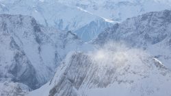 Zugspitze Dezember 2022 Winterliche Alpenlandschaft mit schneebedeckten Bergen in der Sonne