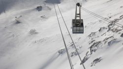 Zugspitze Dezember 2022 Seilbahn schwebt über schneebedecktem Berg