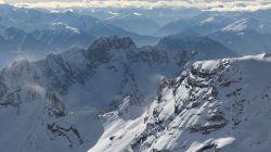 Zugspitze Dezember 2022 Verschneite Alpenberge unter blauem Himmel mit Wolken