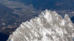 Zugspitze Dezember 2022 Luftaufnahme des verschneiten Zugspitzmassivs in den Alpen