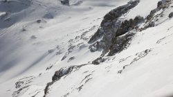Zugspitze Dezember 2022 Verschneite alpines Skigebiet mit Felsen und Spuren im Schnee