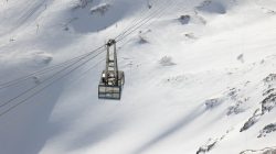Zugspitze Dezember 2022 Seilbahn auf verschneiten Berg in den Alpen