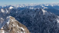 Zugspitze Dezember 2022 Verschneite Alpenkette unter klarem Himmel