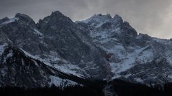 Zugspitze Dezember 2022 Zugspitze Gebirge bei bewölktem Himmel, schneebedeckte Gipfel in Deutschland