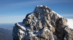 Zugspitze Dezember 2022 Verschneiter Gipfel der Zugspitze in Deutschland bei klarem Himmel