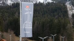 Zugspitze Dezember 2022 Werbeschild für die Zugspitz-Seilbahn vor Bergkulisse