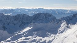 Zugspitze Dezember 2022 Winterlandschaft der bayerischen Alpen mit Schnee und blauen Himmel