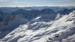 Zugspitze Dezember 2022 Verschneite Berglandschaft der Zugspitze mit klarer Sicht auf umliegende Alpen