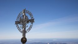Zugspitze Dezember 2022 Gipfelkreuz auf der Zugspitze mit weitem Horizont und klarem Himmel