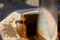 Frühling Bad Vilbel Ostern 2026 Antiker Trinkwasserbrunnen mit fließendem Wasserstrahl