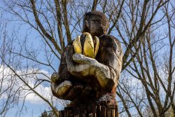 Frühling Bad Vilbel Ostern 2026 Große Holzfigur im Park, die goldene Samen hält, symbolisiert Natur und Wachstum